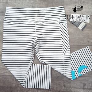 Glyder Capri Yoga Pants Size L